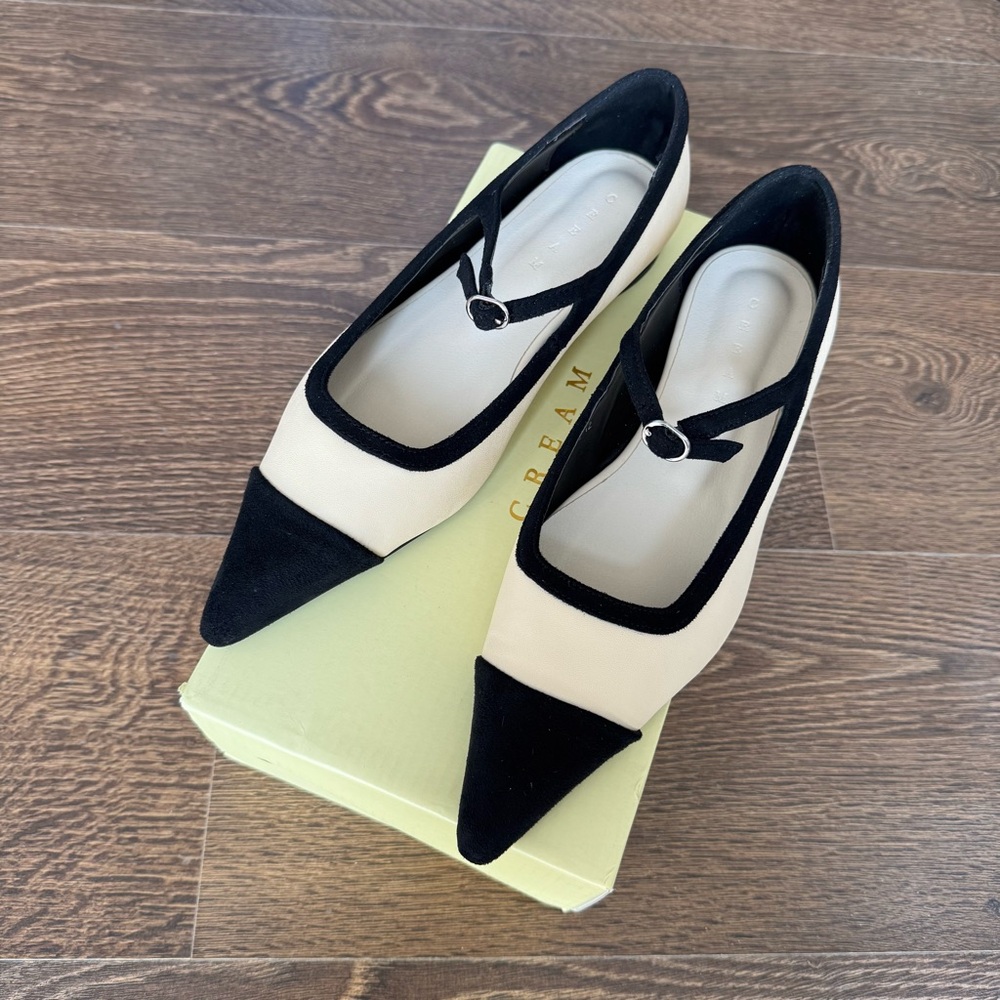 (BRAND NEW) Mary Jane/Ballerina Flat in combination of black & cream